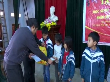 Hội khuyến học, Doanh nhân Trần Vinh tặng quà tết Mậu Tuất cho HS vượt khó